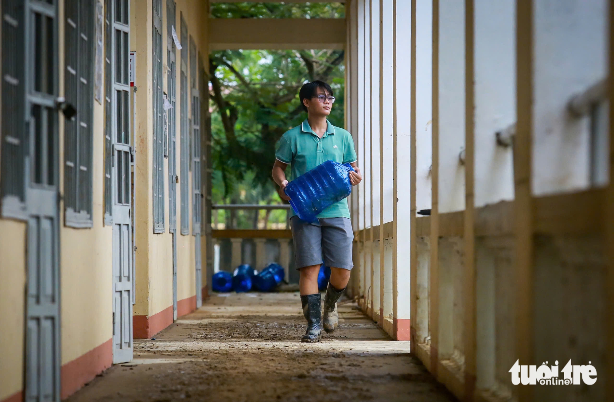 许多洪水地区的学校紧急修复以迎接学生返校
