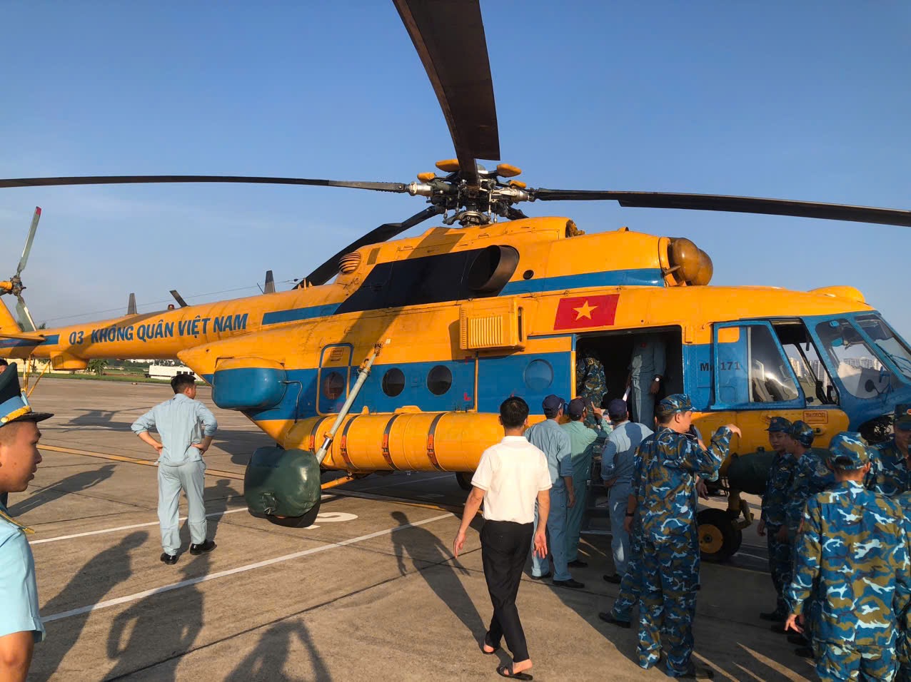 国防部飞机运送救援物资至奠边省孤立点