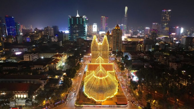 西贡圣母教堂在圣诞节期间安装1000公里LED灯
