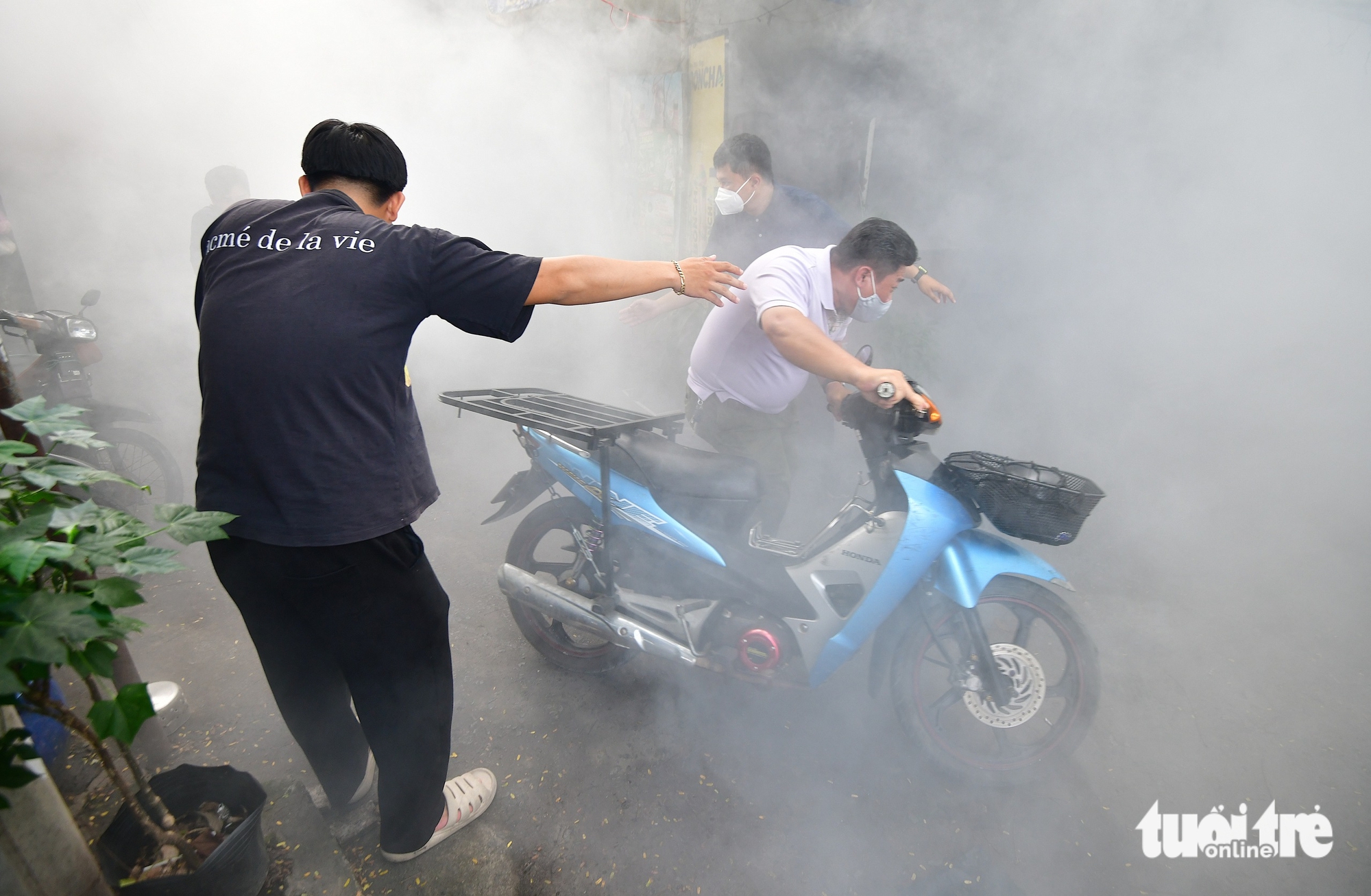 春和坊进行消防演练，指导居民在封闭场所逃生