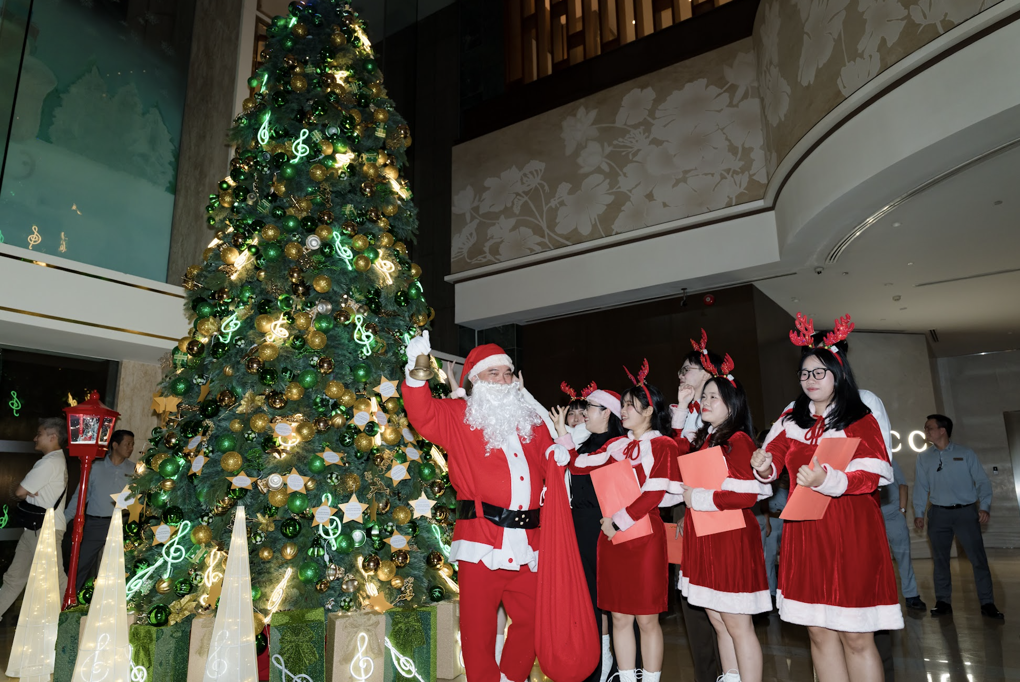 气温降至19度，胡志明市点亮众多圣诞树