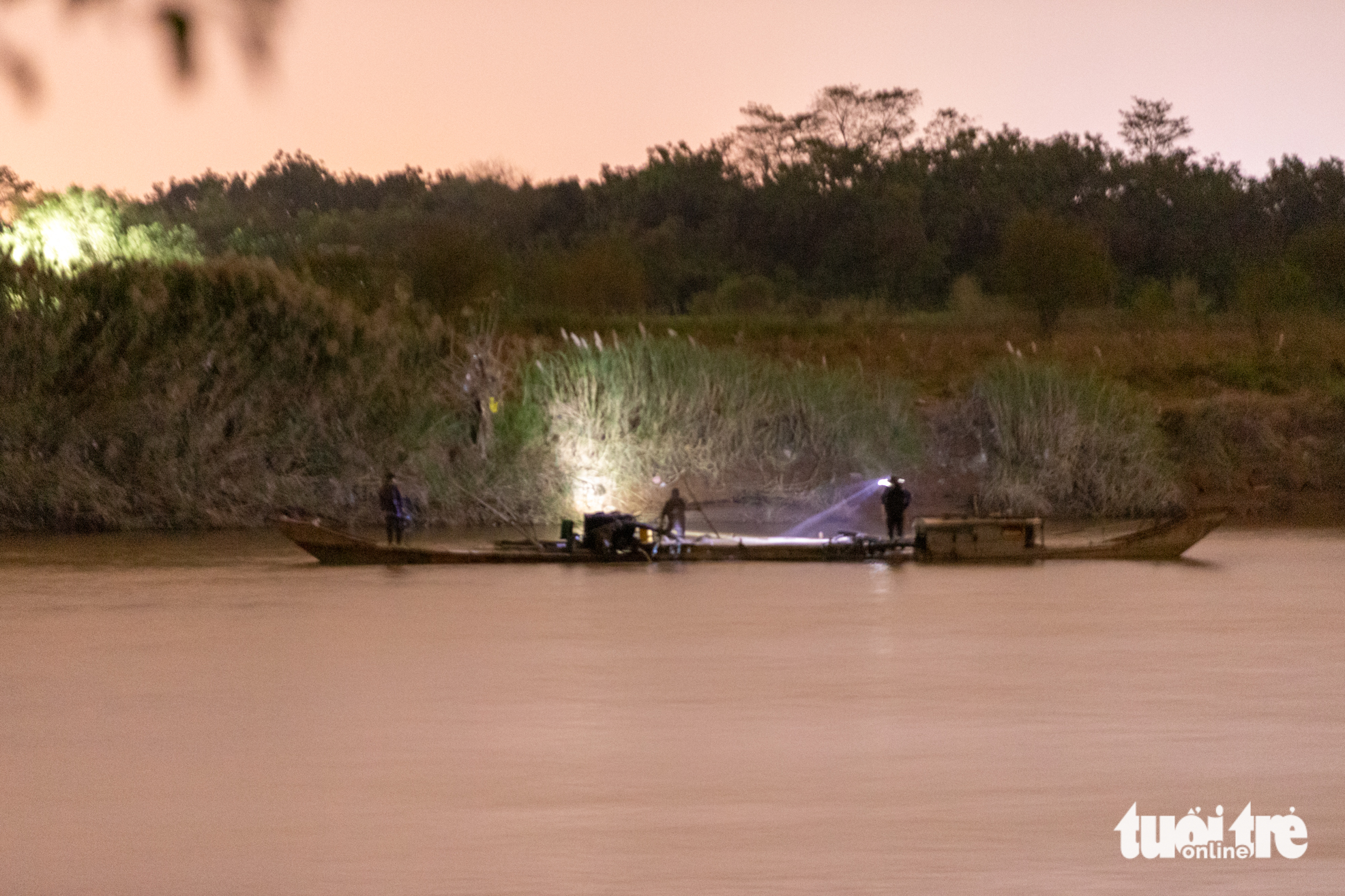 调查：石汉河上连夜非法吸沙，交易迅速进行