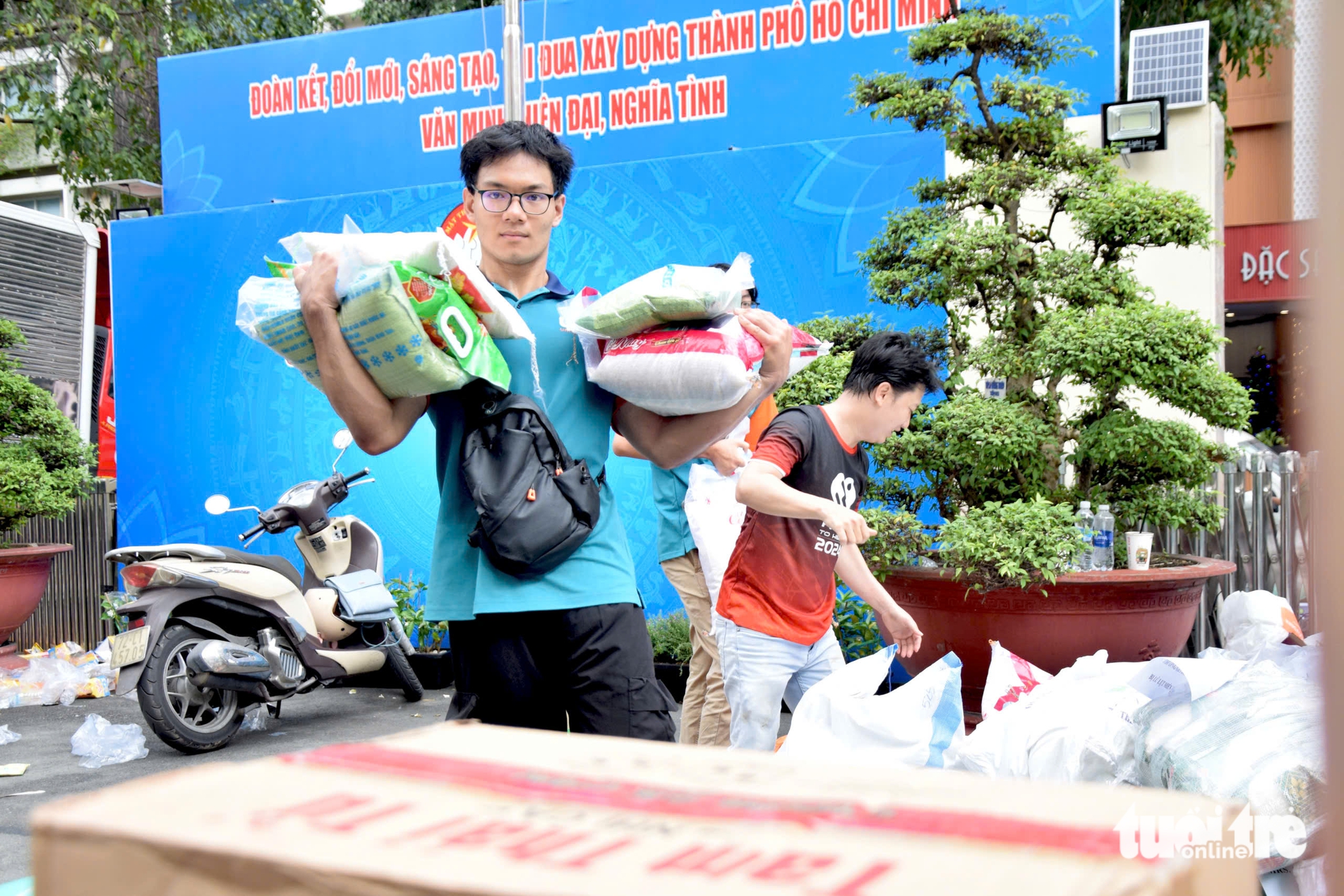 外国人卷起袖子，与胡志明市同胞一起向中部地区传递爱心