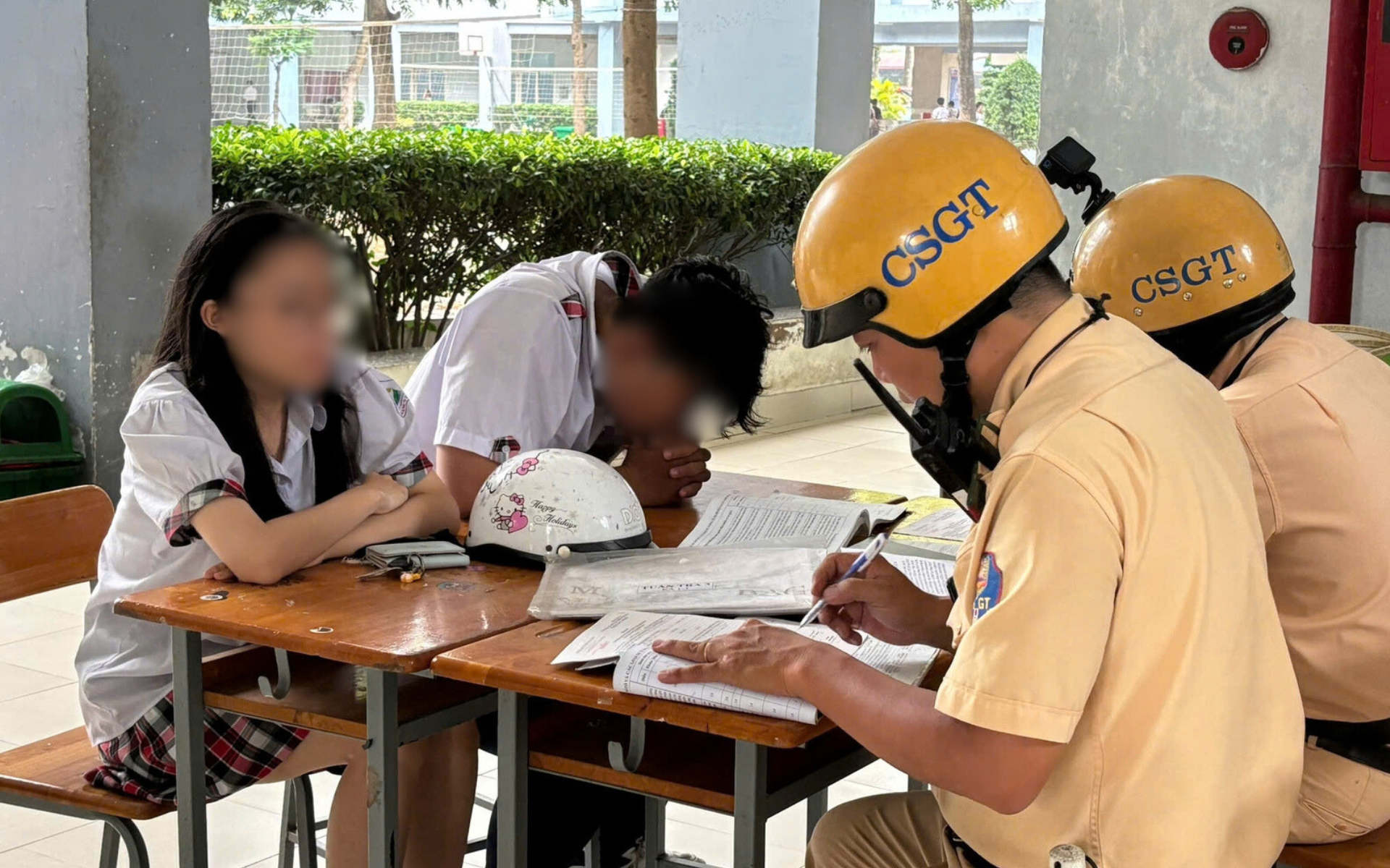 胡志明市交警检查学校停车场，发现多名学生违规