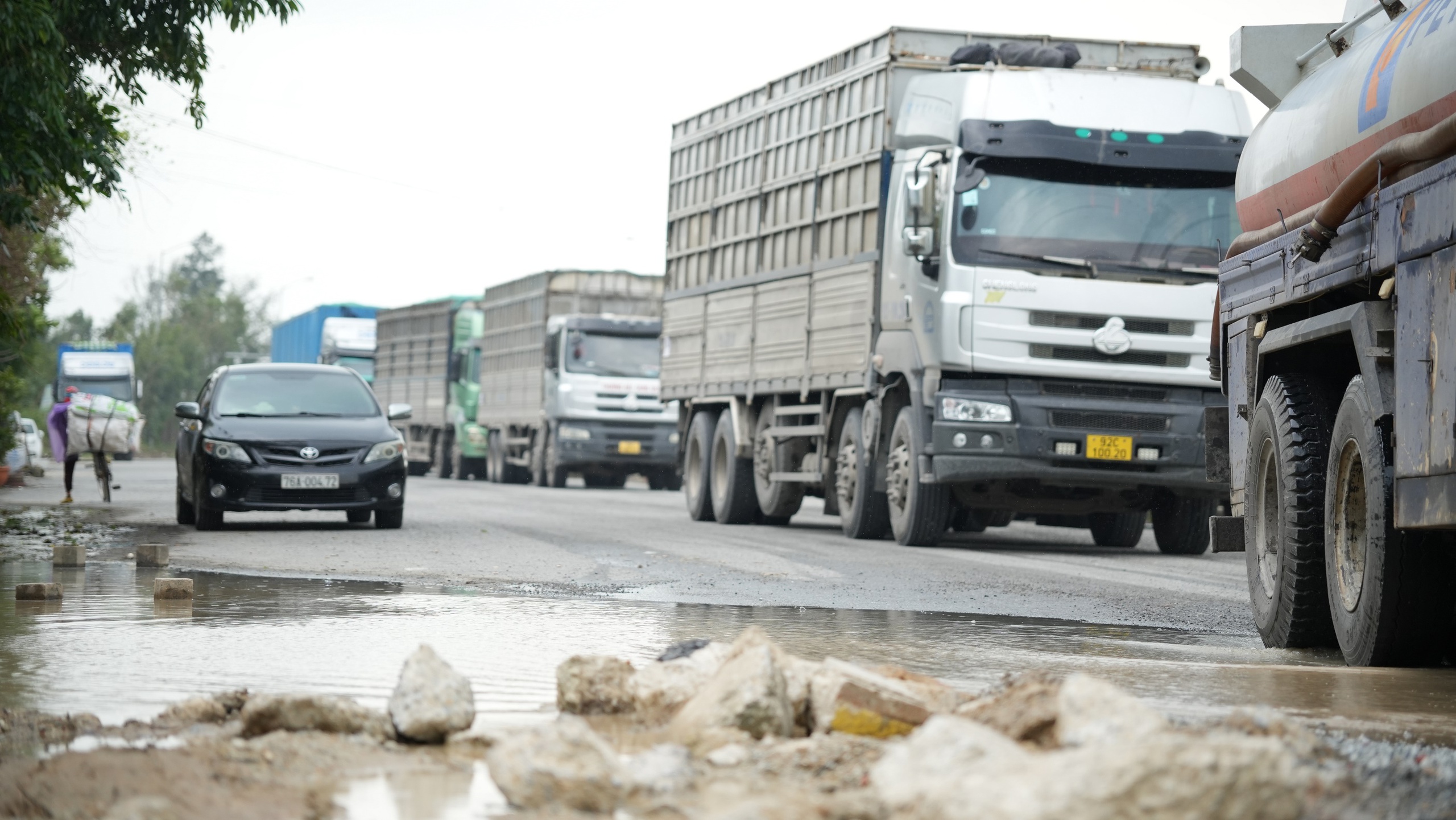 Dung Quất主干道破烂不堪，边开车边祈祷