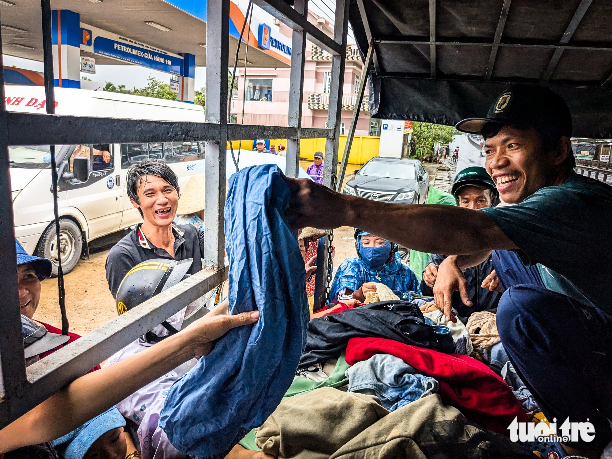 洪水灾民急需保暖衣物如同需要食物和水