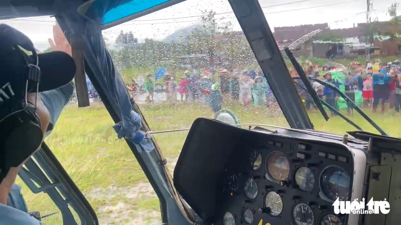 富安省旧地居民涌向第917团直升机降落点接收紧急救援物资