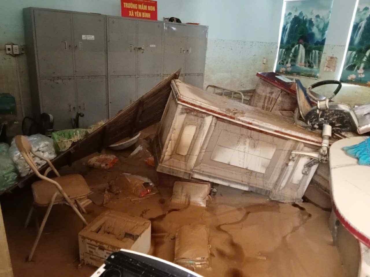 洪水逐渐退去，留下满目疮痍和担忧