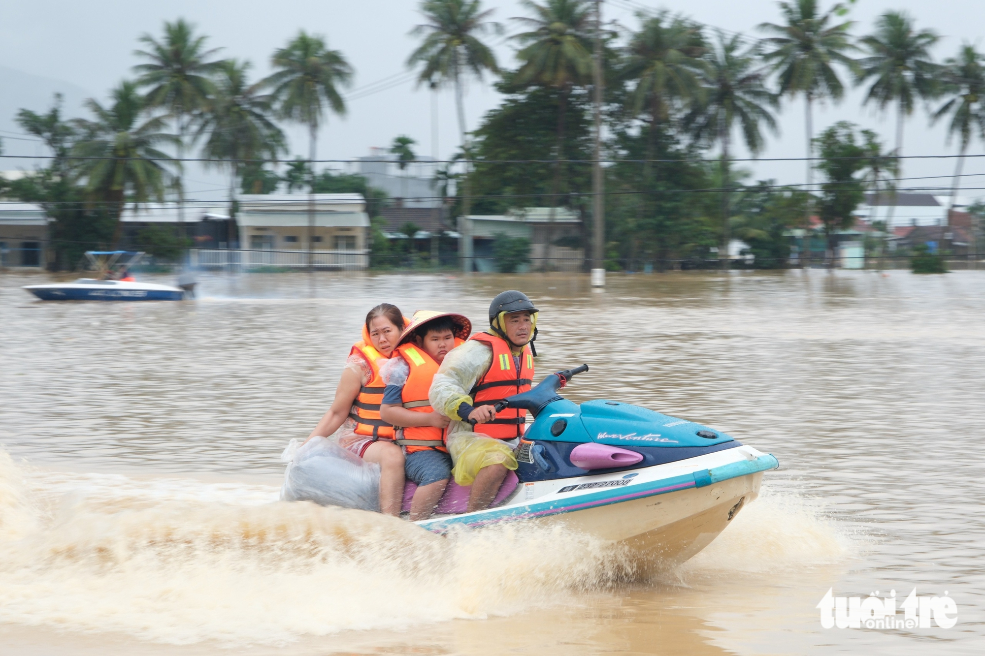 在洪水中浸泡两天后，庆和省延庆县国道1号沿线的1000户居民被疏散
