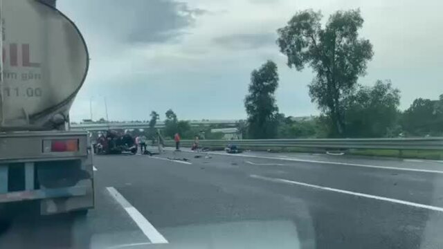 河内-海防高速公路上发生事故后汽车被压扁