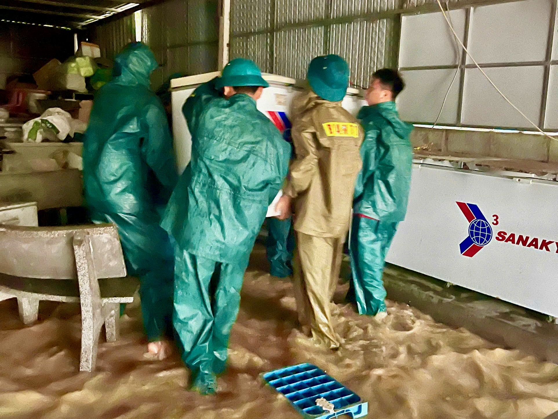 大雨，洪水汹涌而来，去市场的人逃跑，小贩来不及反应