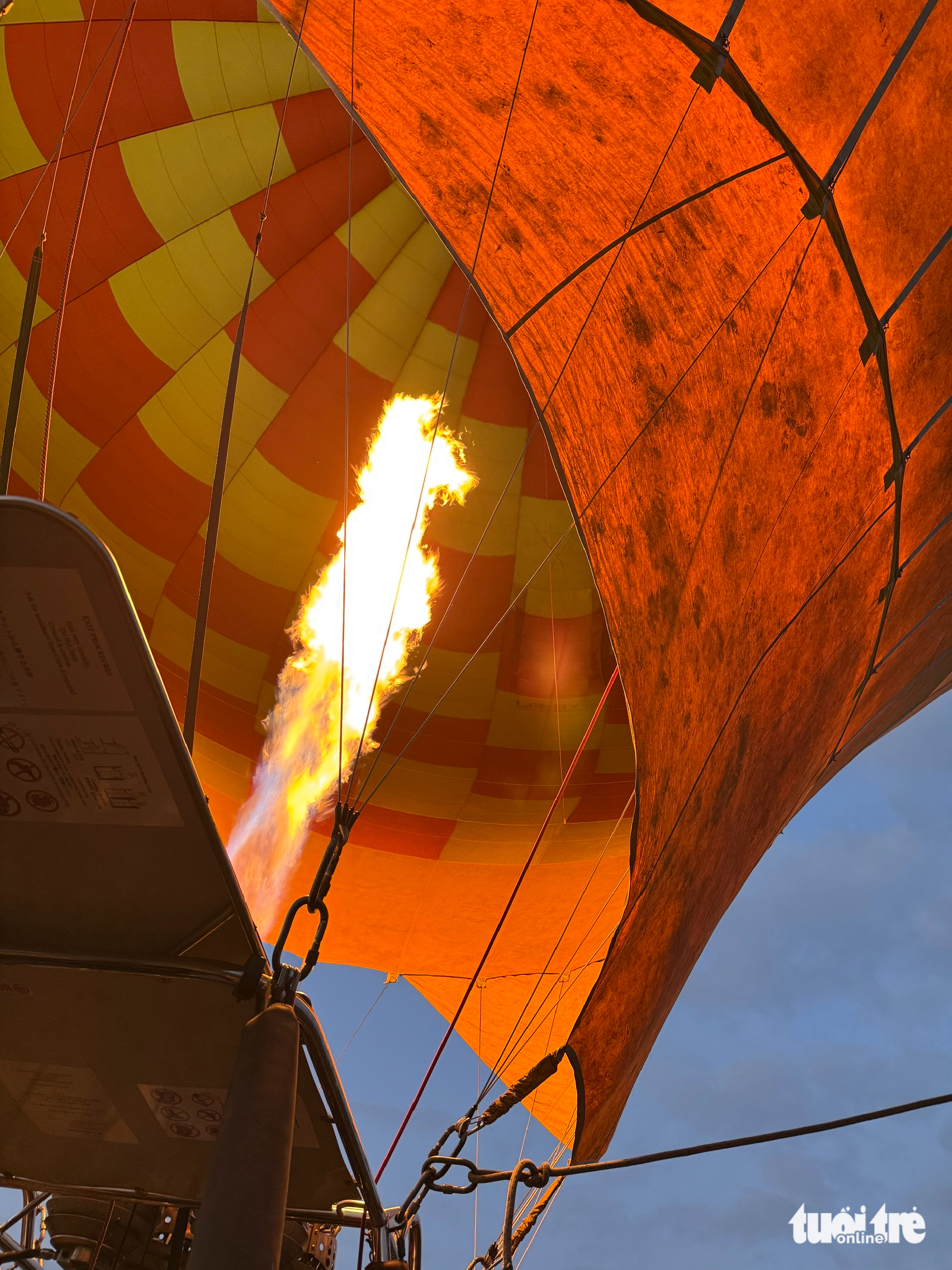 在黄金海岸热气球上欣赏澳大利亚的日出