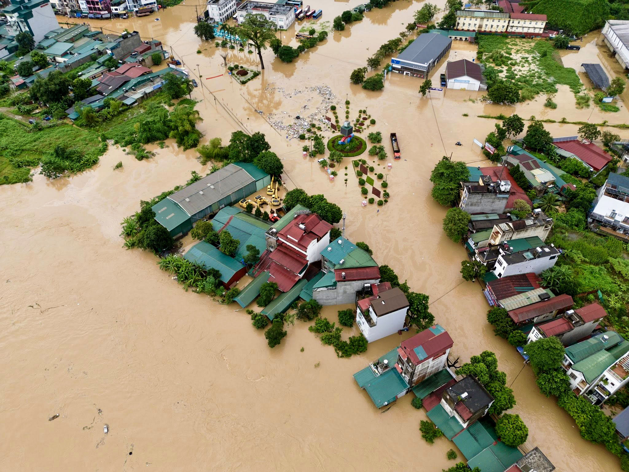 河江街道在历史性洪水中被淹没的景象
