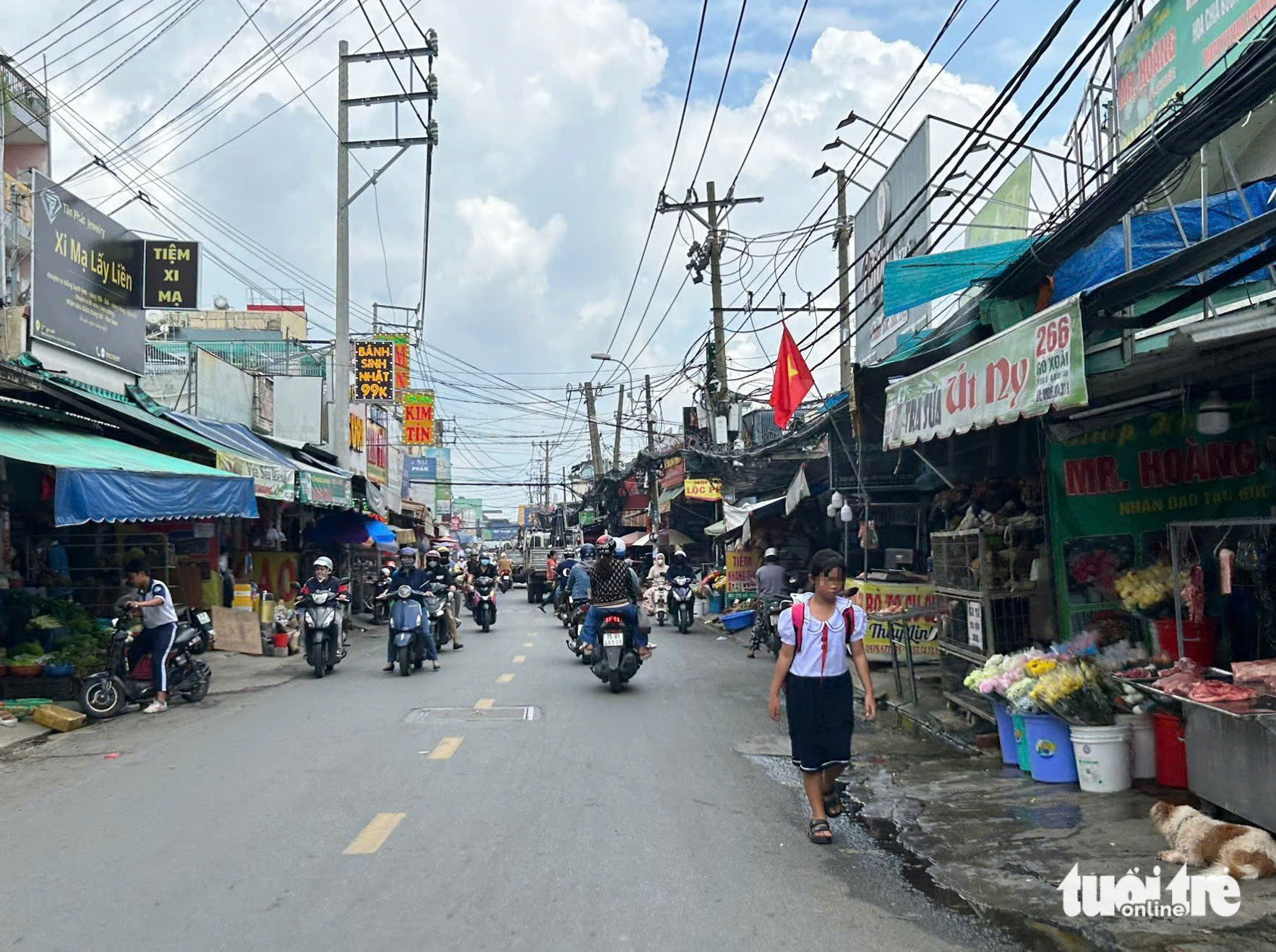 杀完鸡将水倒在人行道上，溢出到买卖道路：职能部门怎么说？