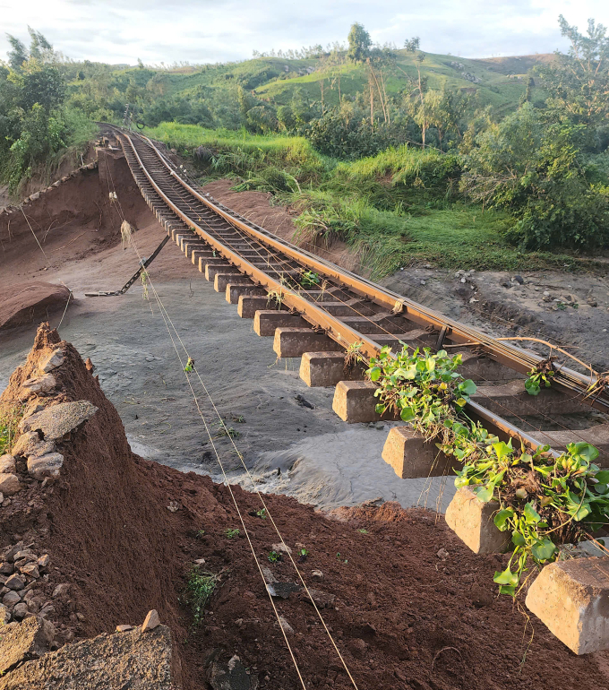 南北铁路被切断，9列客运列车被迫等待