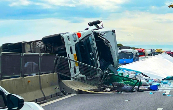 永好-潘切高速公路上卡车翻车，交通堵塞持续