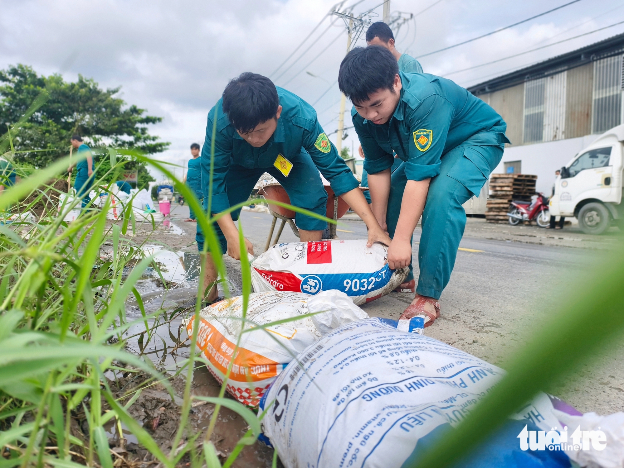 胡志明市巴点乡紧急在邓功炳路筑沙袋阻挡潮汐