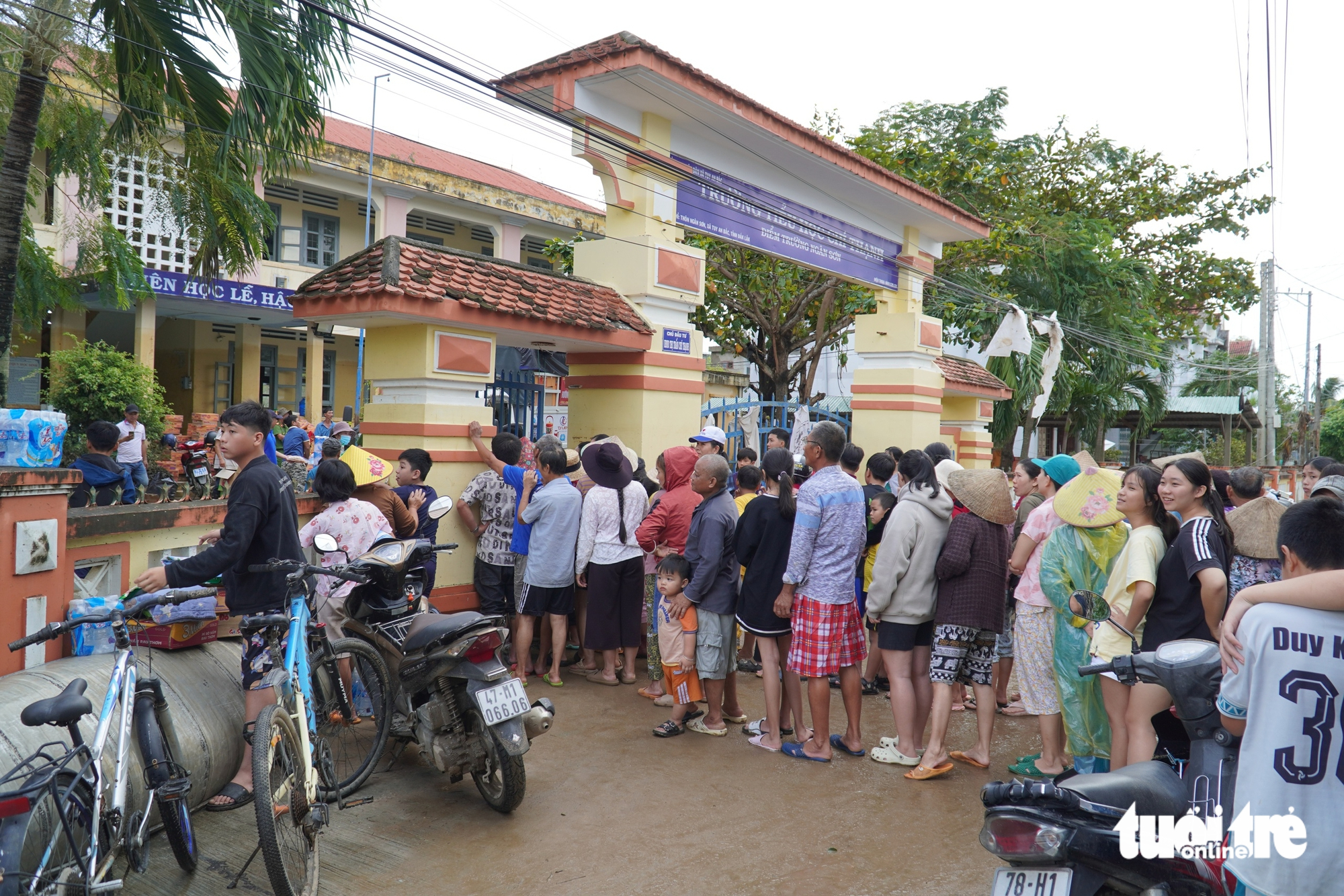 许多爱心人士已来到富安省深淹4米区域的‘空园空屋’居民家中