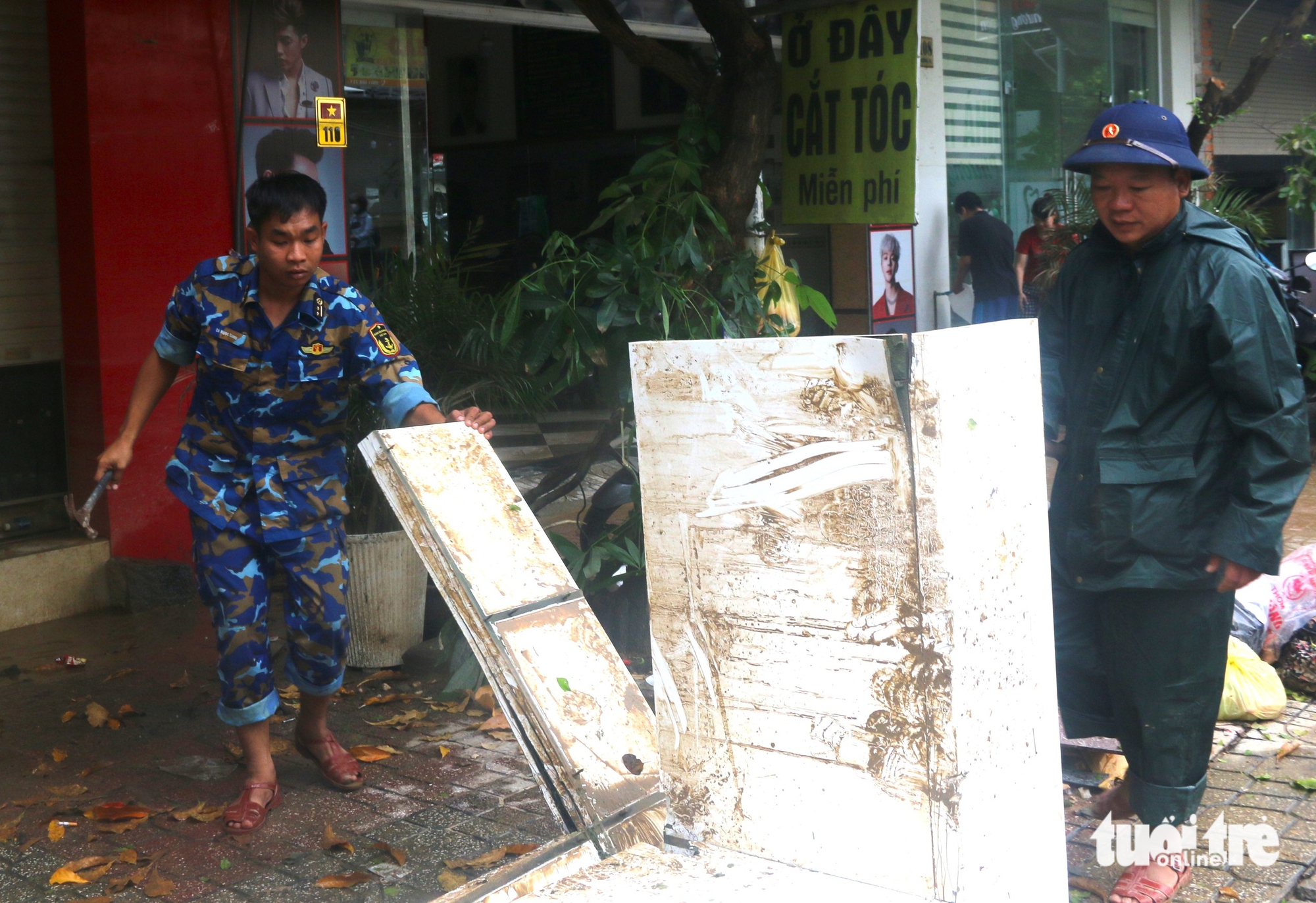 庆和省的学校在历史性洪水后一片狼藉，部队共同参与清理