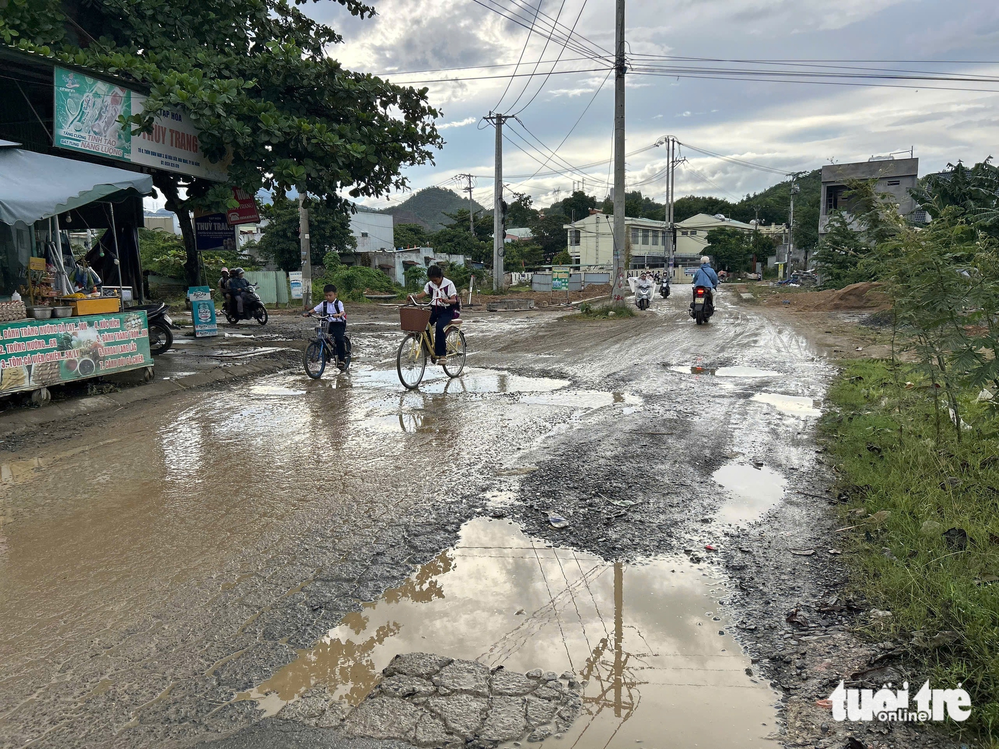 岘港安置区等待铺设柏油路超过10年