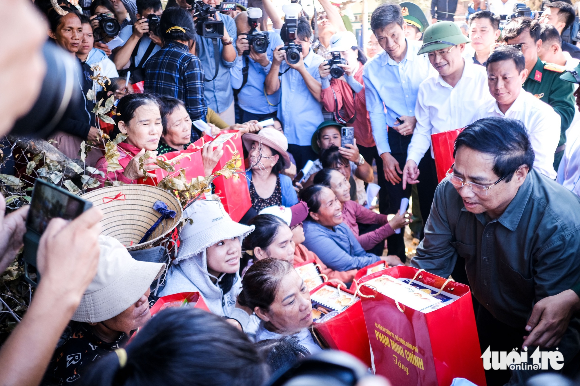 视察13号台风中心地区，范明政总理指示为民众重建房屋