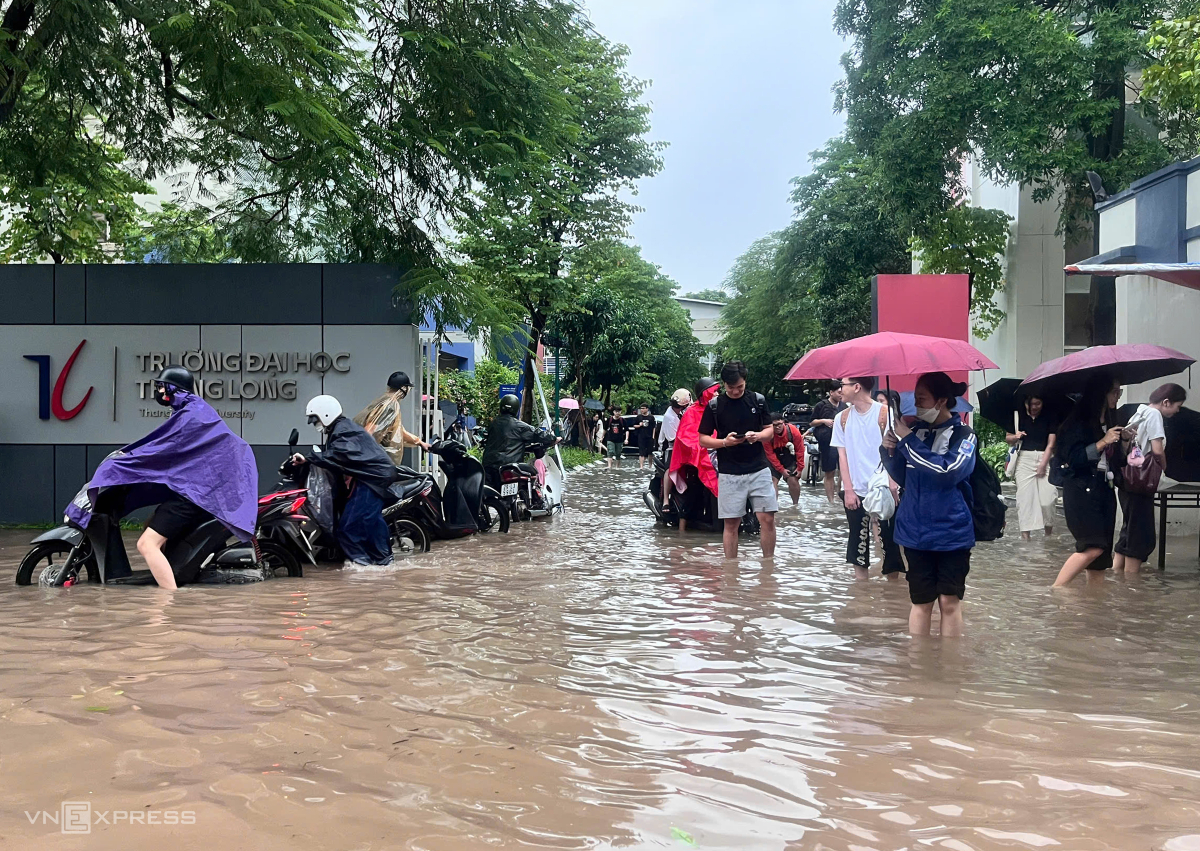 居民在桥下避雨，涉水寻找回家路