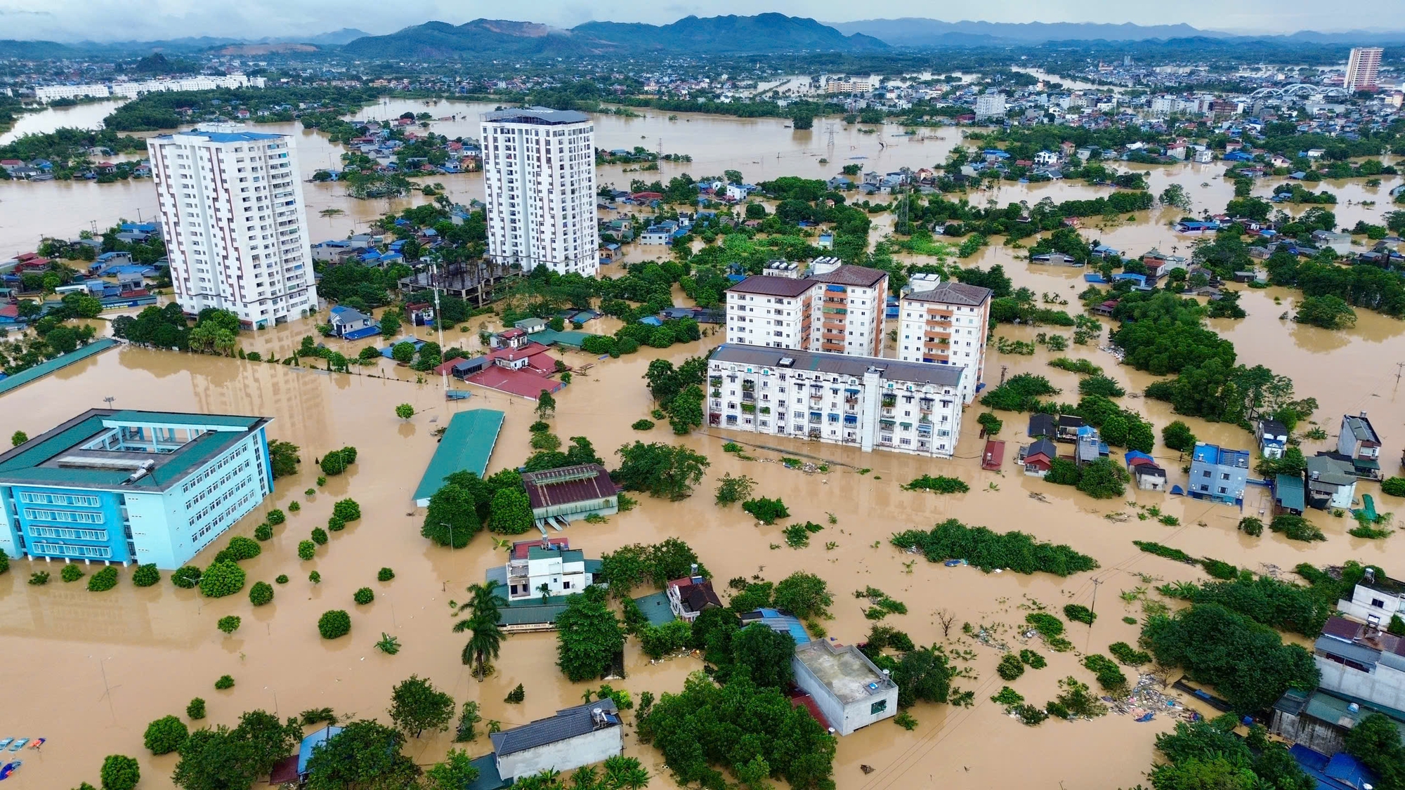 太原洪水区居民爬上屋顶乞求一瓶水