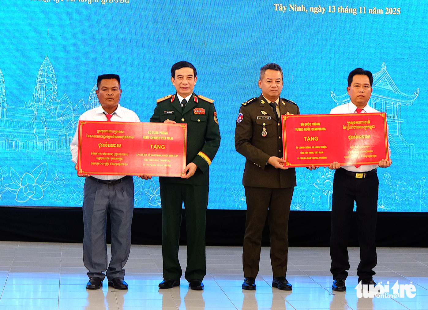 越南与柬埔寨国防部长在西宁省举行会谈