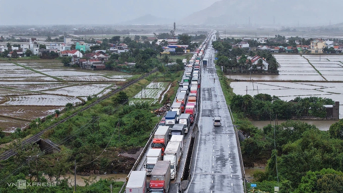 中部地区多条国道拥堵数十公里
