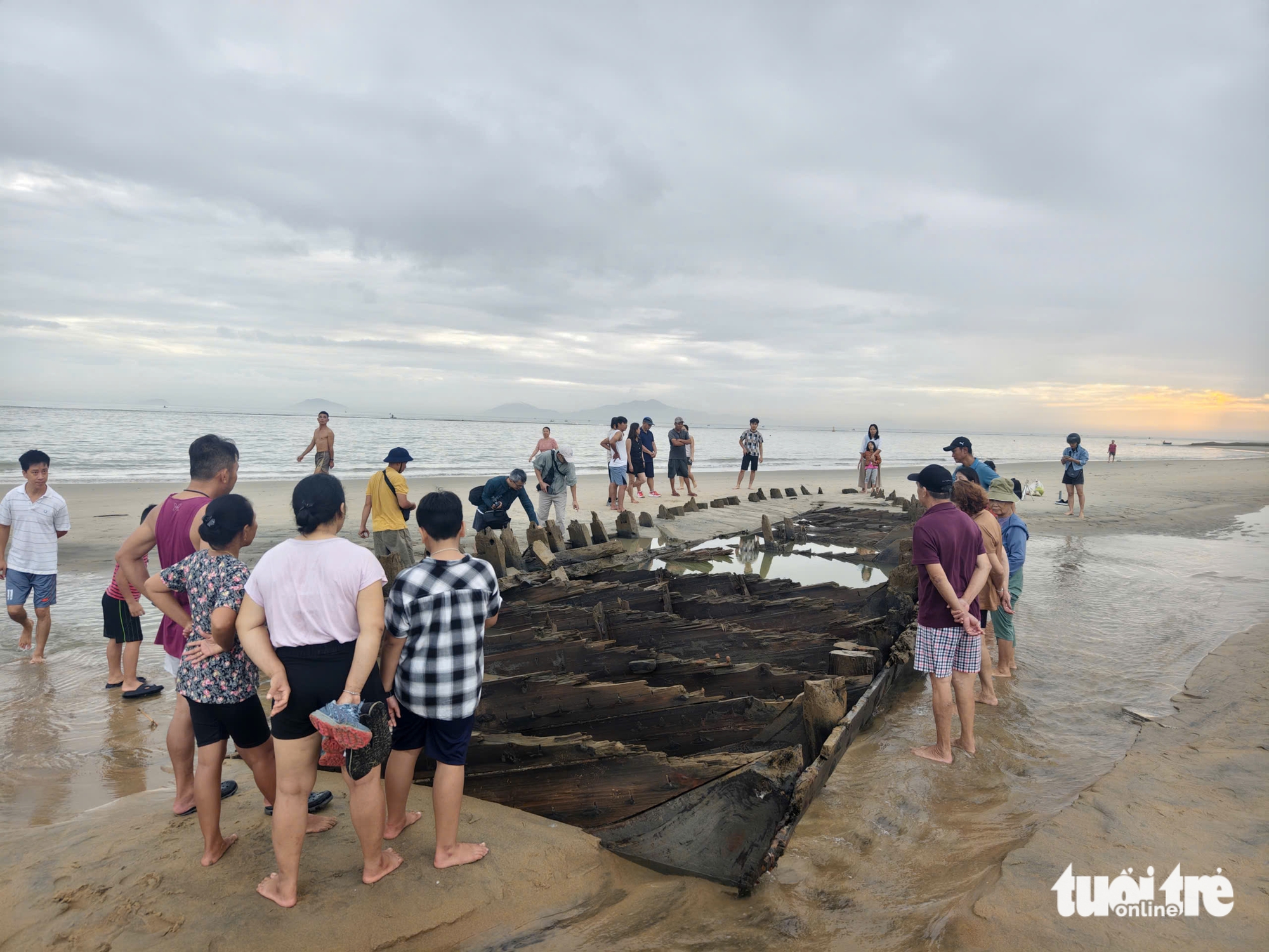 会安海滩古船浮出水面，民众清晨蜂拥而至，这艘船的来历如何？