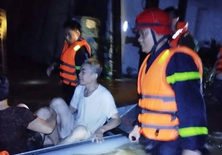 布洛伊台风后河水上涨，乂安省居民连夜逃洪