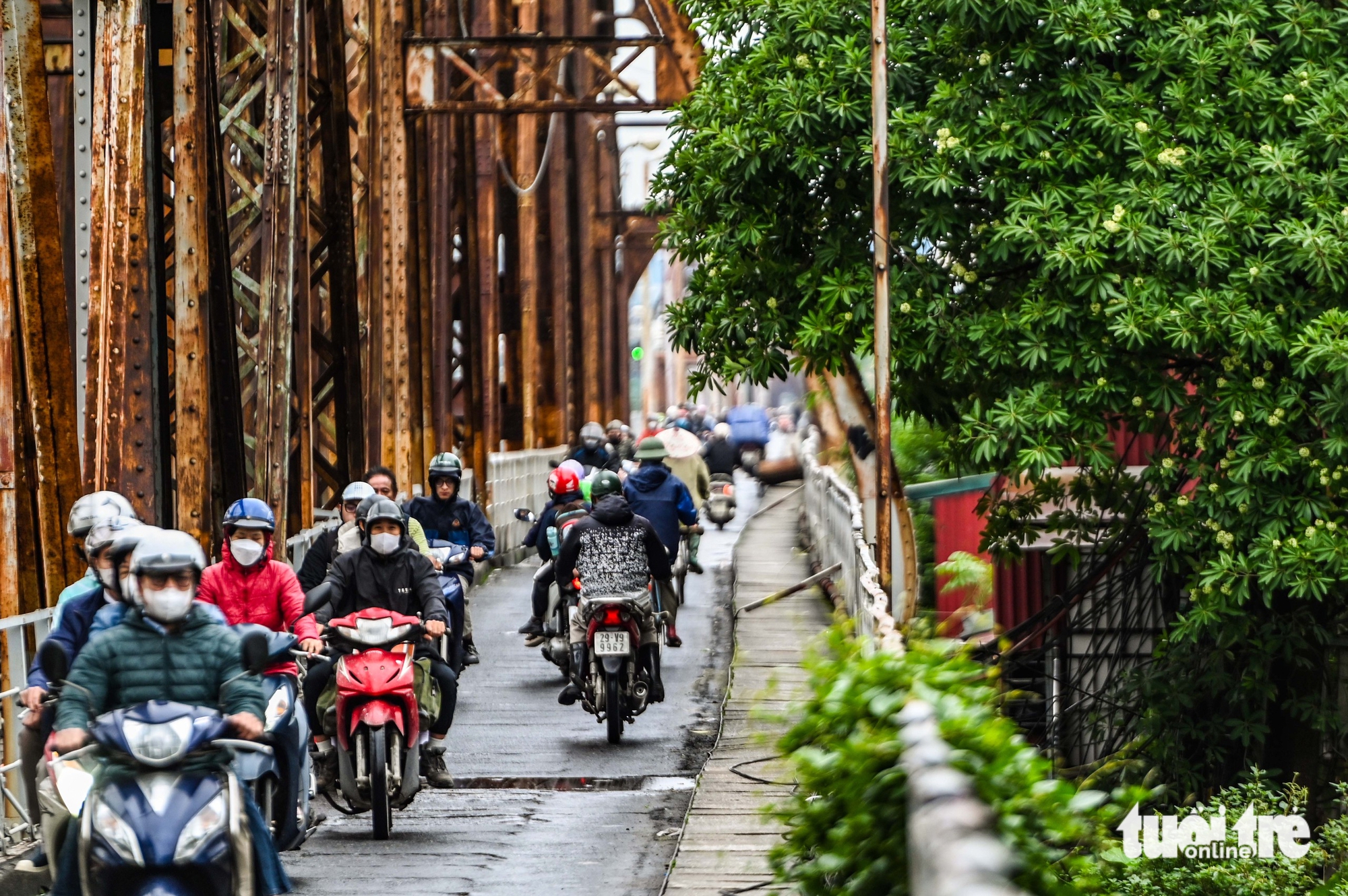 龙边桥单向禁行，河内市民艰难寻找过河方式