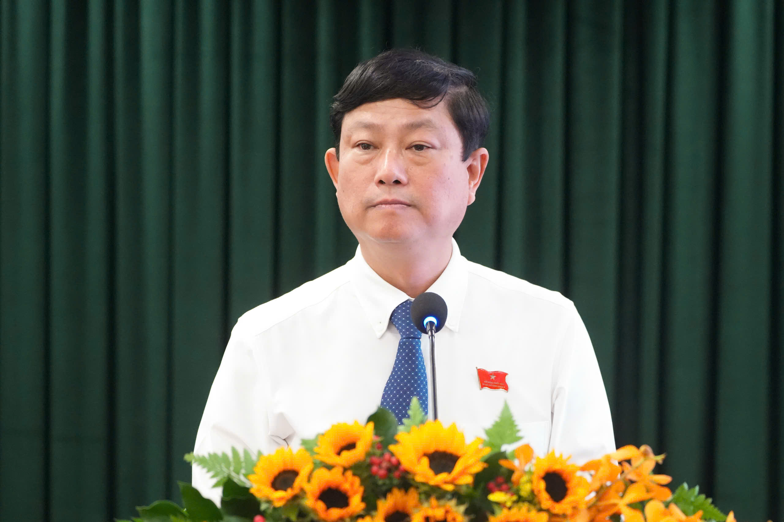 胡志明市人民议会开幕，审议通过41项重要决议