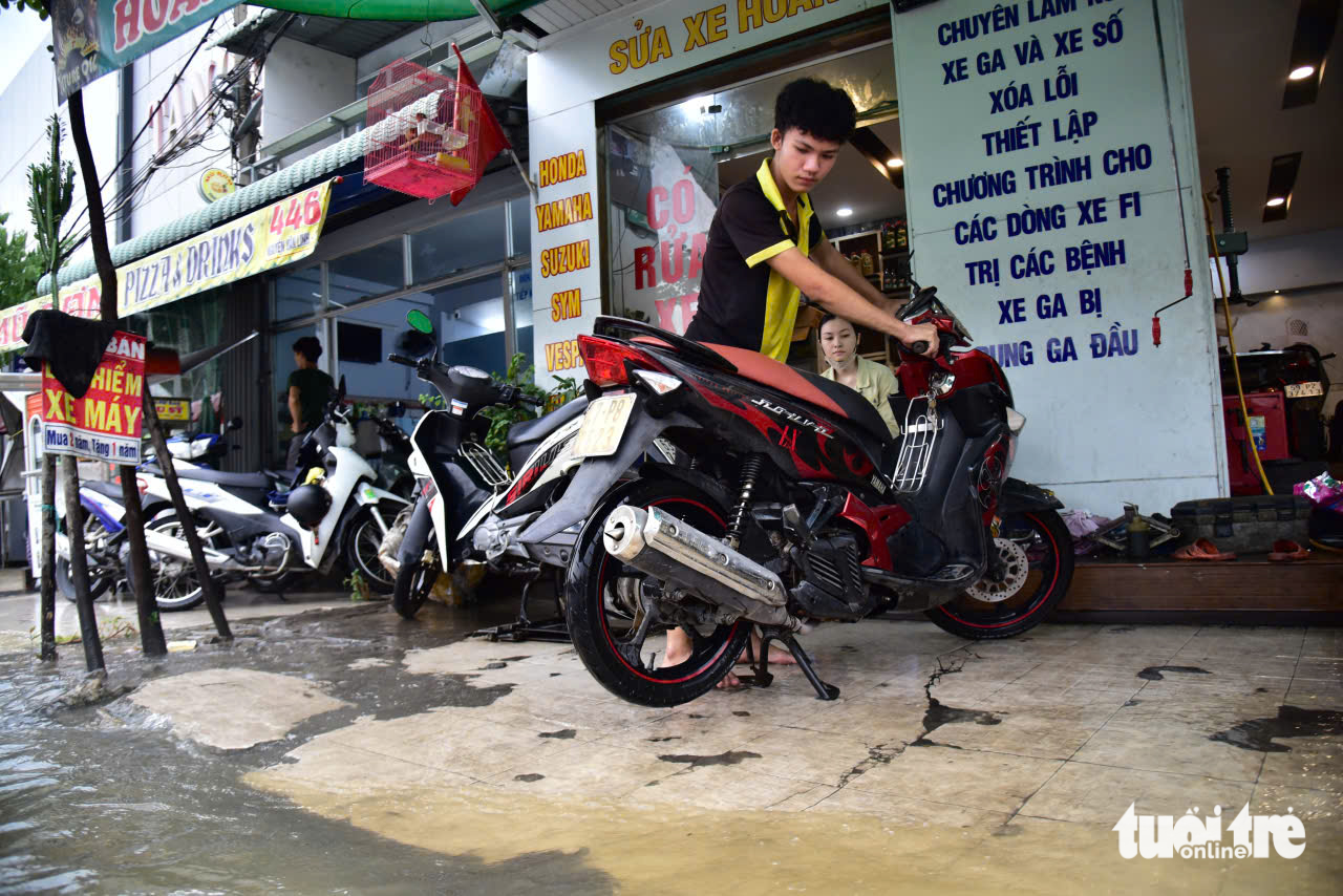 胡志明市多条路段因高潮达到顶峰而局部积水