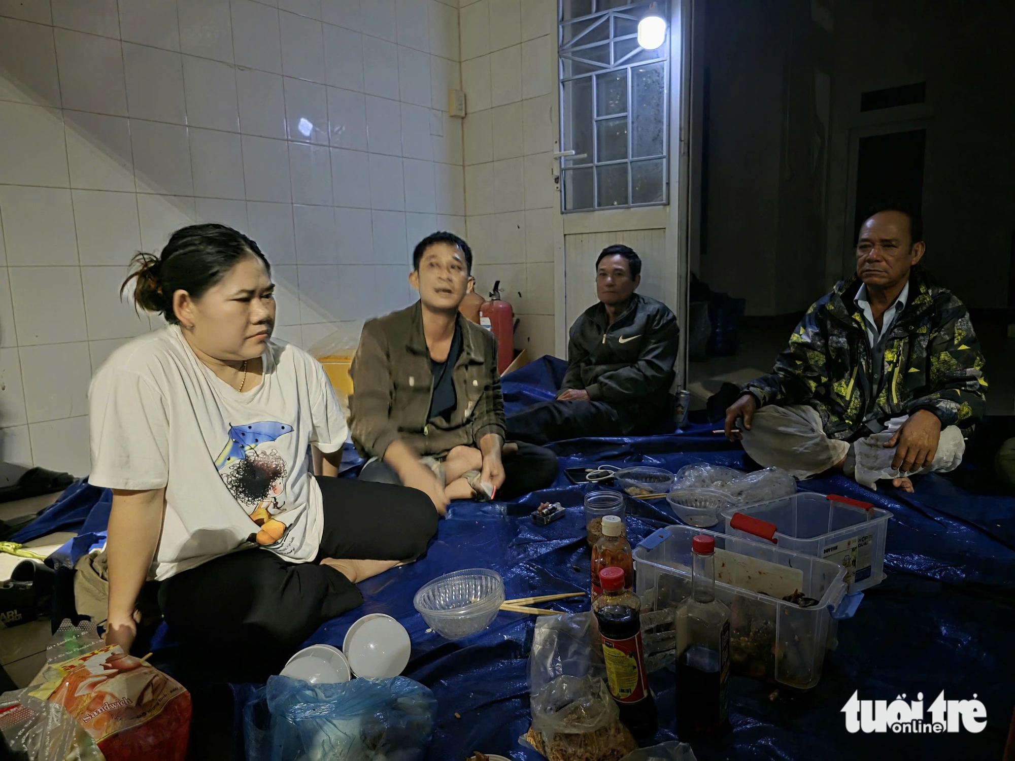 刚过去的台风，洪水淹没屋顶，民众措手不及