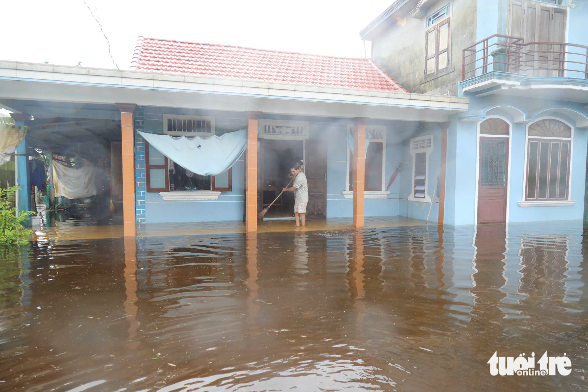 顺化洪涝区生活混乱，勉强维持生计