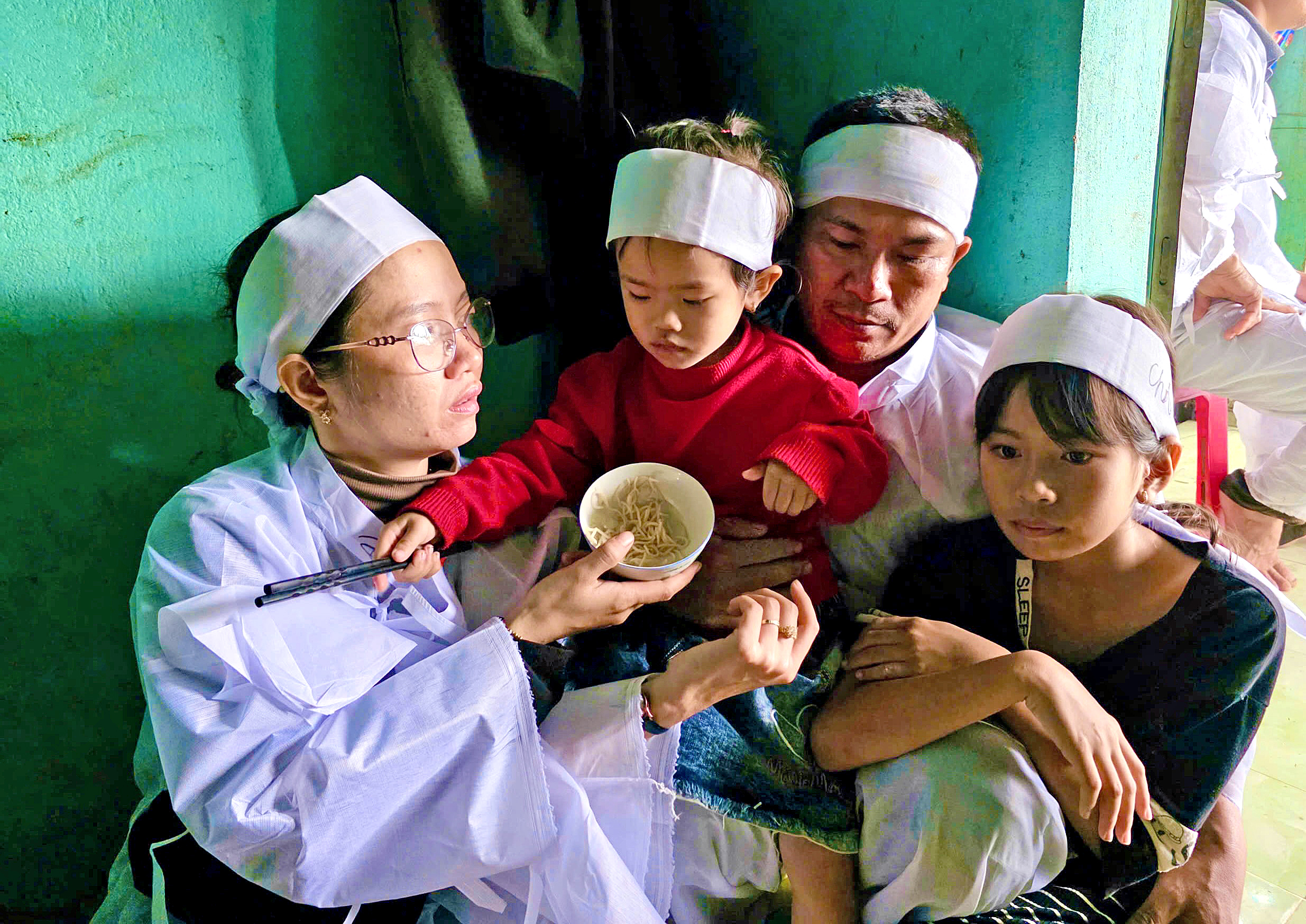 三母子深夜呼救，爷爷涉水救援被洪水冲走