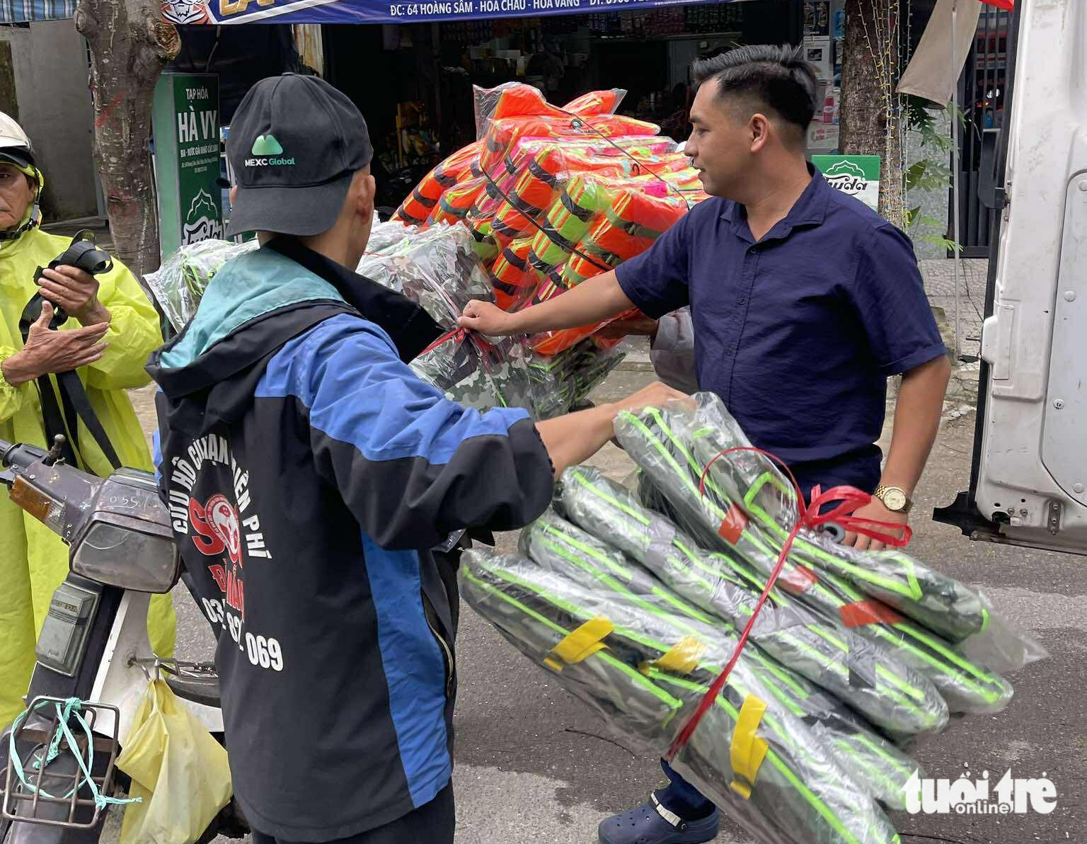 岘港数十支志愿队准备在风神台风前帮助民众