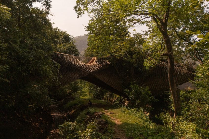 跨越水沟的桥梁房屋，带有奇特泥草制成的'穿山甲鳞片'