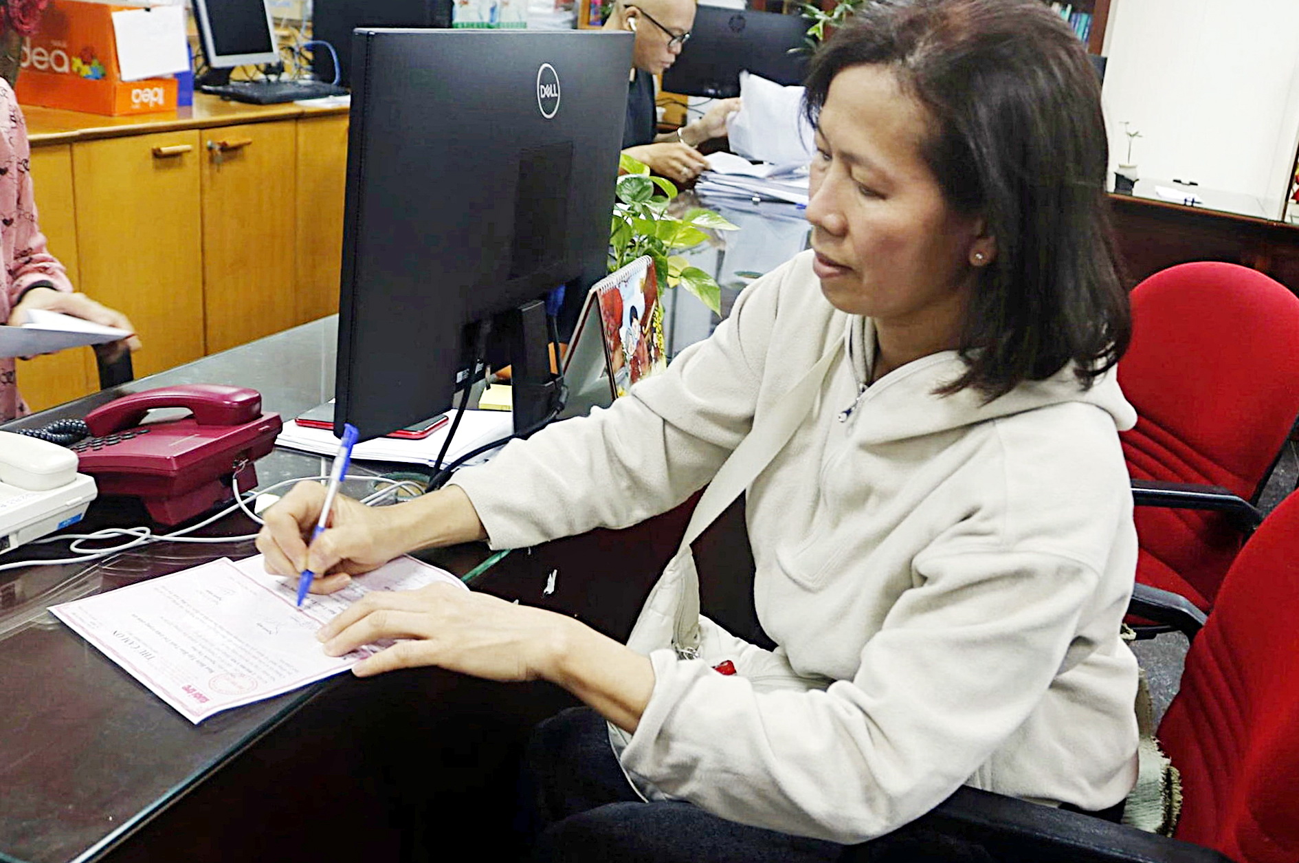 《青年报》读者为中部地区捐款超过140亿越南盾