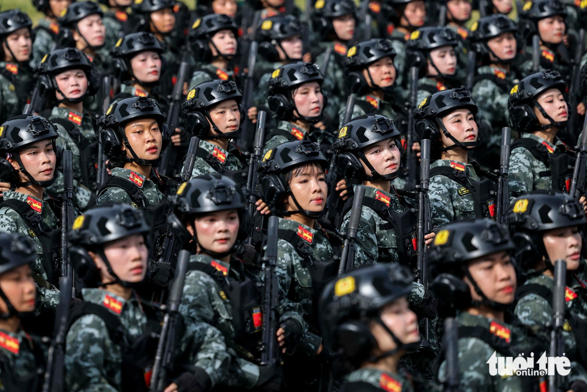 在高达40度的炎热天气中准备阅兵的‘钢铁玫瑰’训练士兵