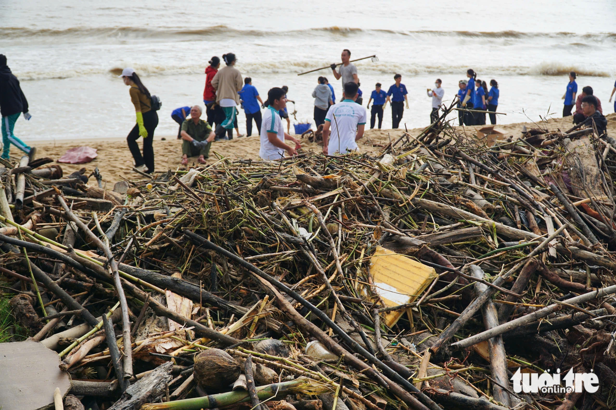 洪水过后，数千人在芽庄海滩清理垃圾