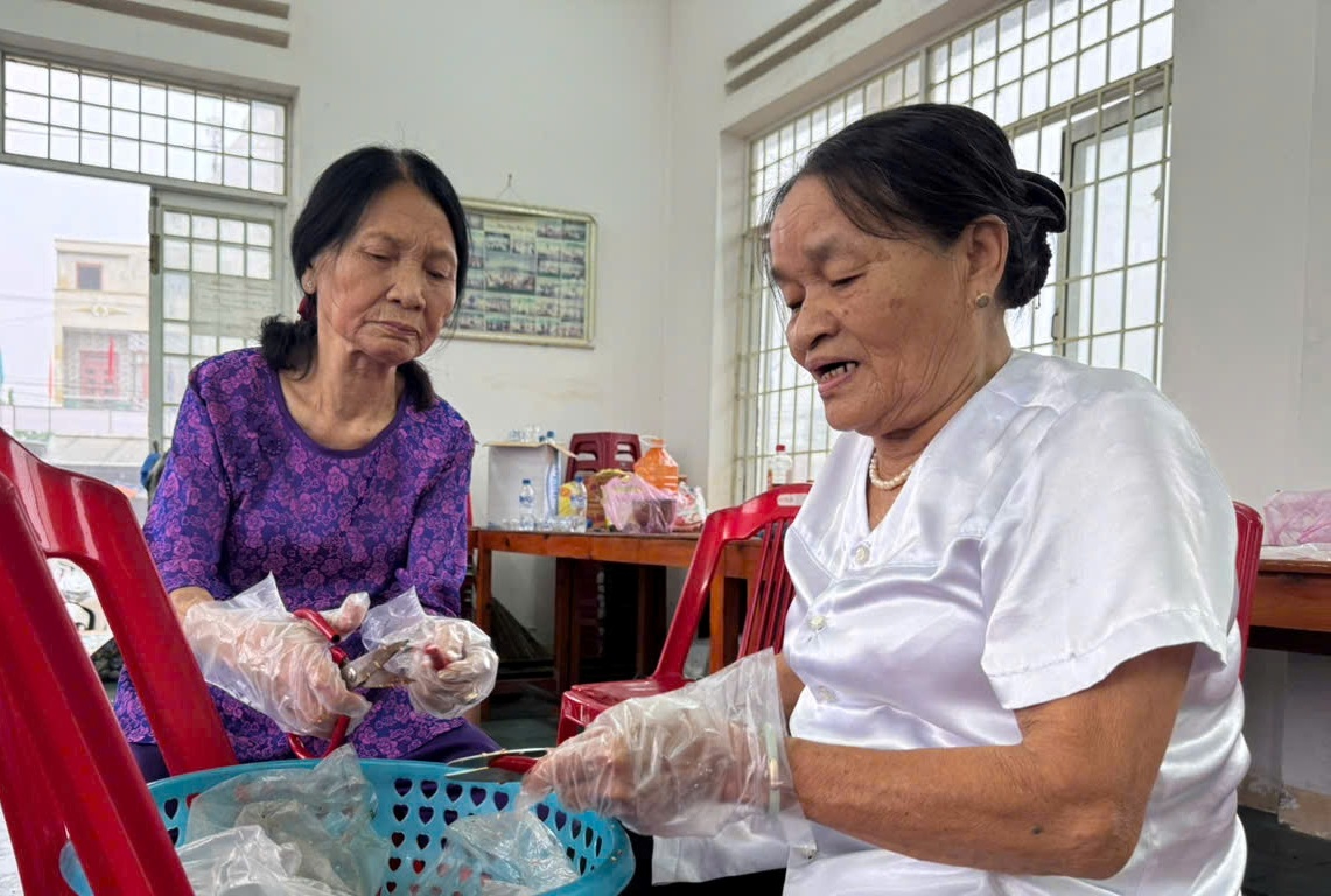 在洪水汹涌之际,广南人仍腌制鱼干送往岘港洪灾区