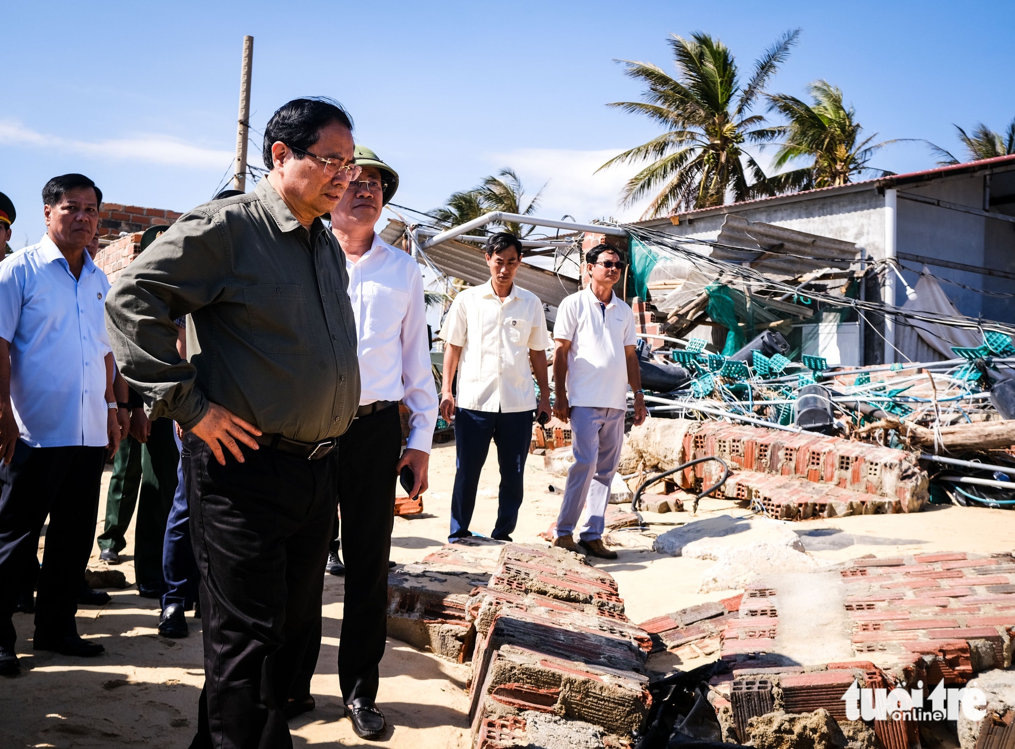 视察13号台风中心地区，范明政总理指示为民众重建房屋