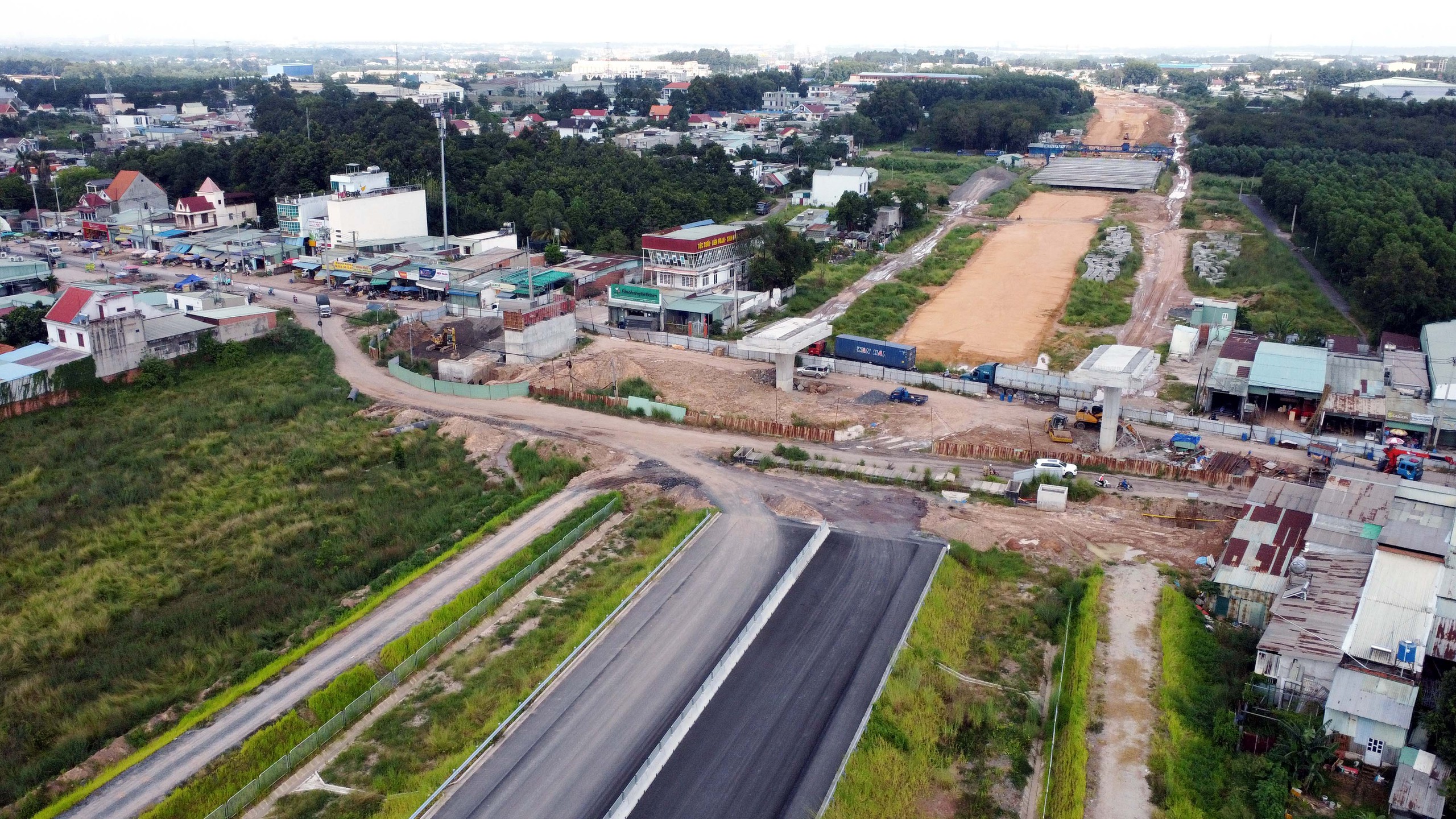 距离通车还有近2个月，边和-头顿高速公路的形态如何？