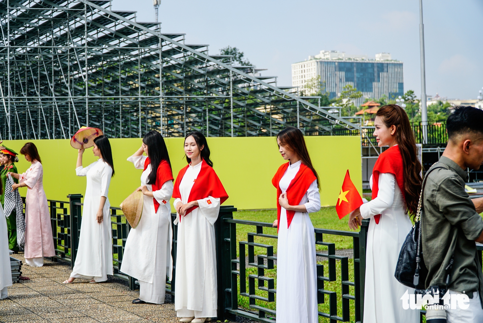 纪念80周年国庆之际，踊跃在胡志明陵前打卡