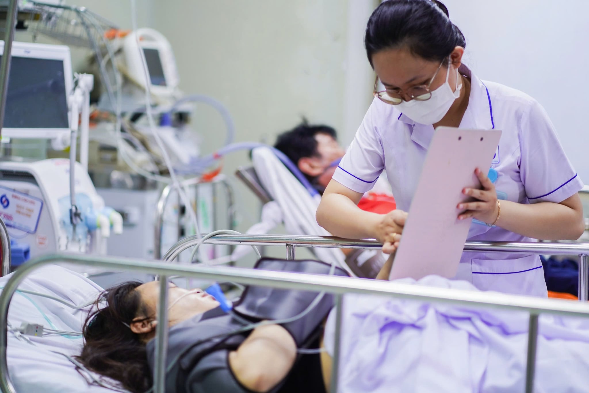 胡志明市人民委员会副主席陈文七探望蜗牛粉店火灾受伤受害者