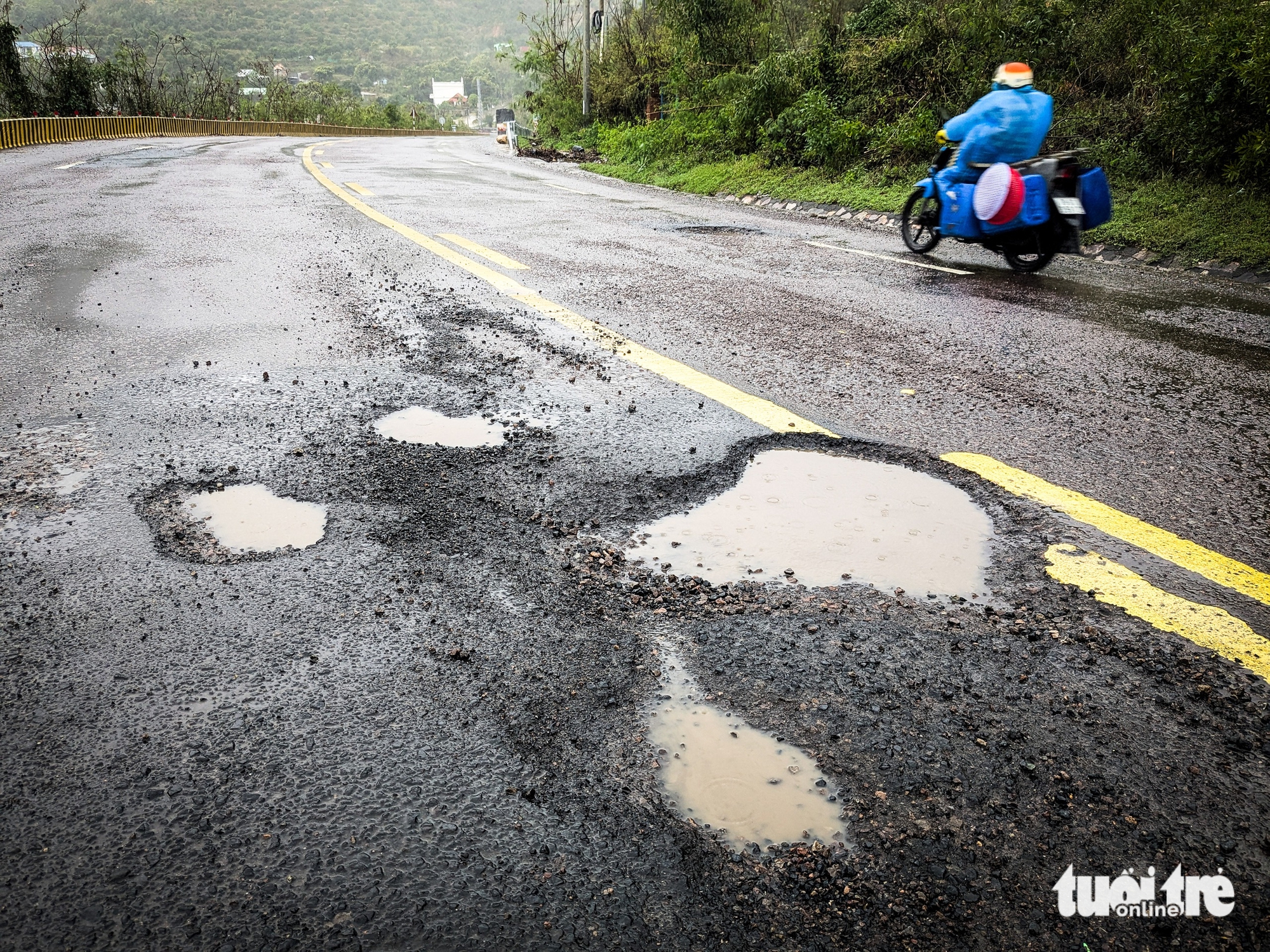 连接平定省和富安省的国道在洪水后布满坑洼和深坑