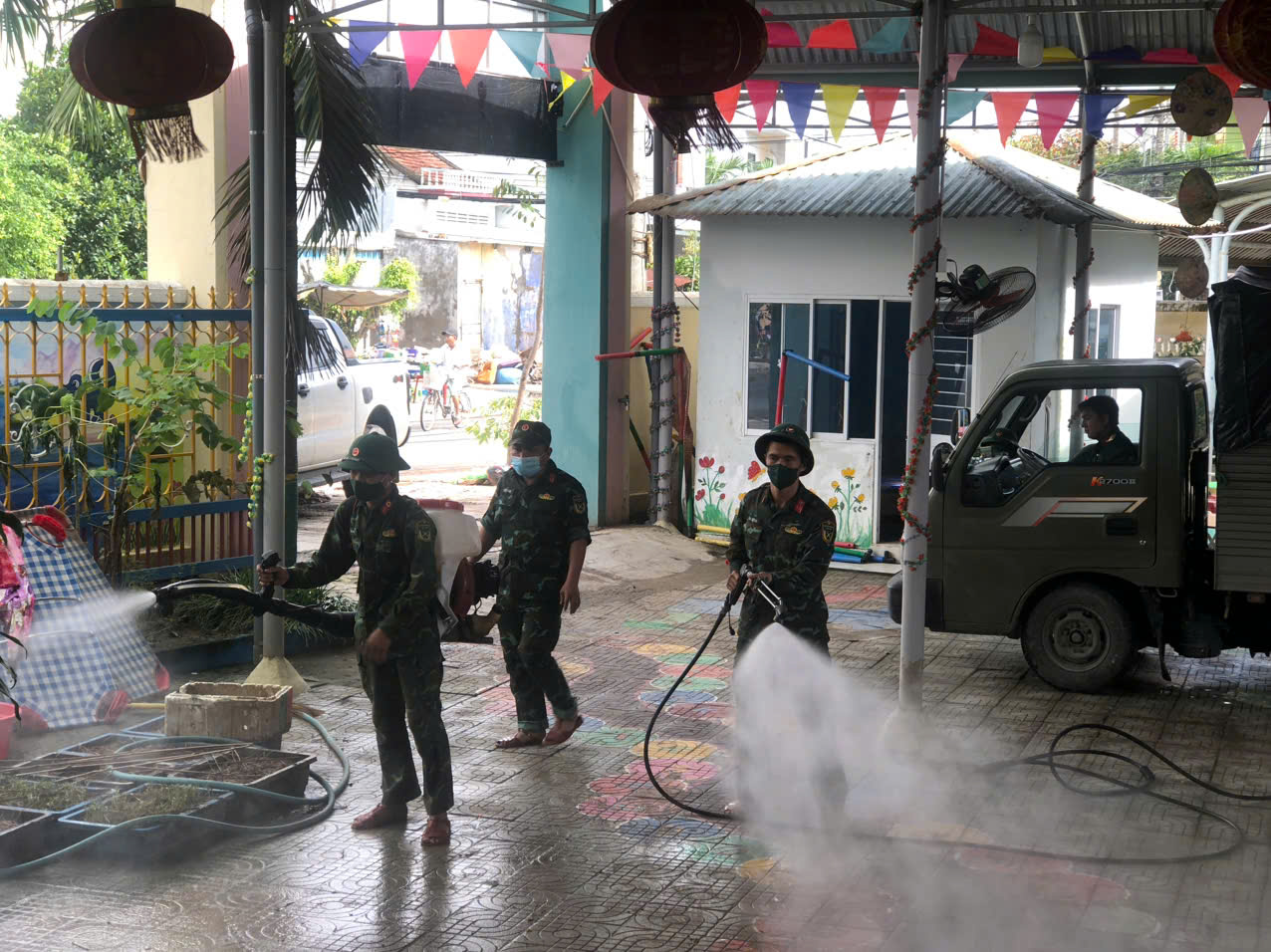 步兵清理淤泥到哪里，防化兵就带着特种车辆到那里消毒洪水区域