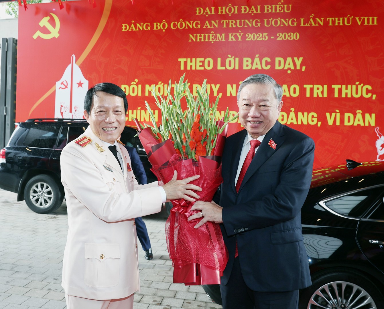 苏林总书记出席公安部中央第八次代表大会